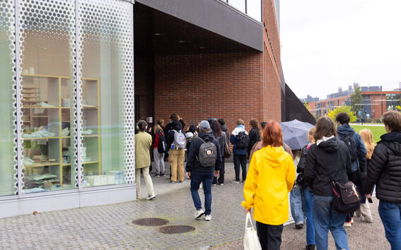 Opiskelijoita kampuskierroksella