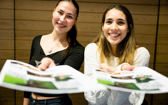 Opiskelijoita Messualueella