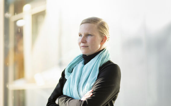 Maarit Korpi-Lagg vaalean epätarkan taustan edessä katsoen viistoon vasemmalle