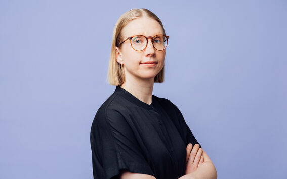 Kamilla Karhunmaa in a lilac background