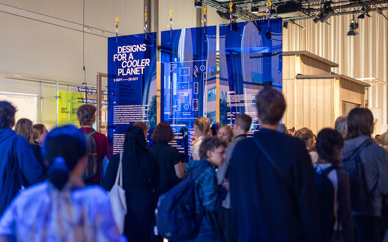 Näyttelyvieraita näyttelyssä