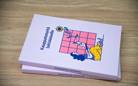 Kaksi vaaleanpunaista kirjaa, joiden kansissa on tyttö ja kukka ja tietokone, otsikkona 'Kauppatieteitä lukiolaiselle'.