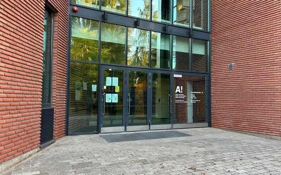 Tietotekniikan talo, esteetön sisäänkäynti