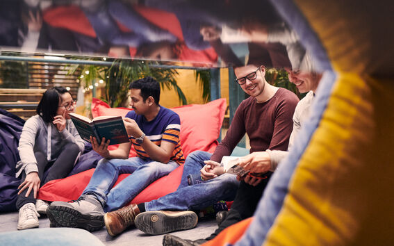 Studerande på campus