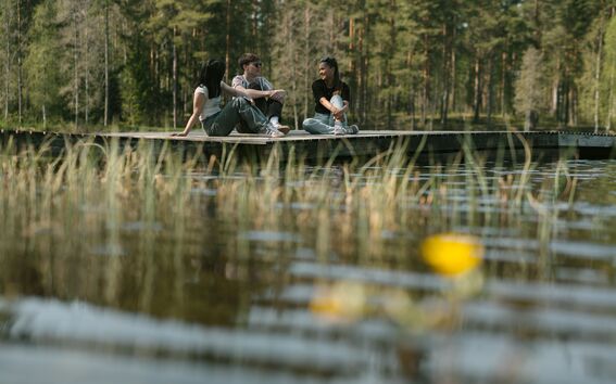 Opiskelijoita laiturilla. Kuva: Henri Vogt