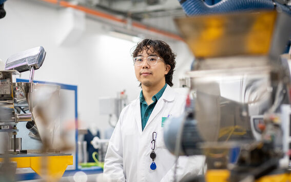 Väitöskirjatutkija Giiguulen Enkhsaikhan laboratorioympäristössä