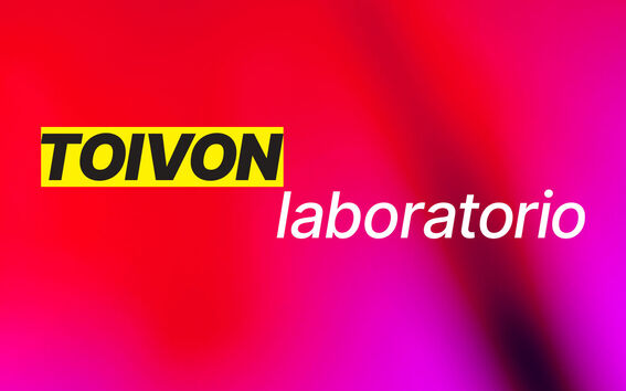 Teksti 'TOIVON laboratorio' kirkkaan punaisella ja pinkillä taustalla. 'TOIVON' on mustalla keltaisessa suorakulmiossa.