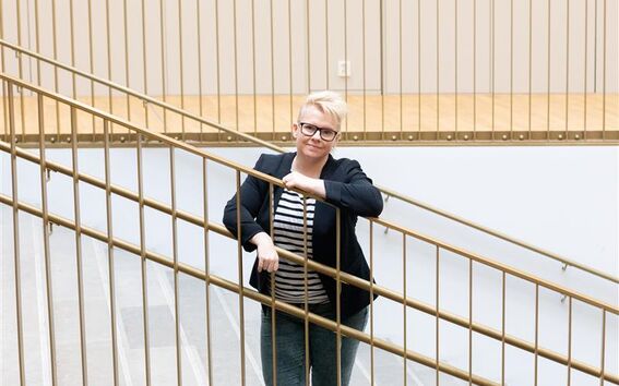 Johanna Ahola-Launonen seisoo sisäportaissa kaiteen takana