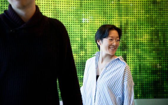 Opiskelijoita Tietotekniikan talolla. Kuva: Matti Ahlgren.