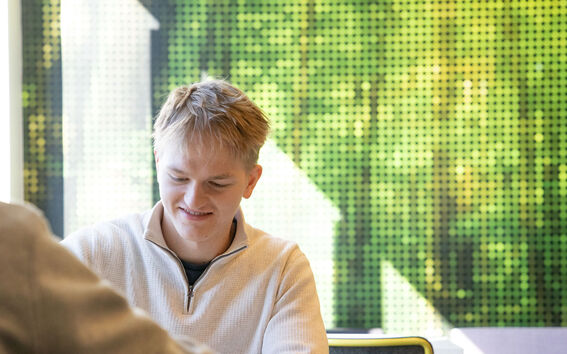 Opiskelijoita Tietotekniikan talolla. Kuva: Matti Ahlgren.