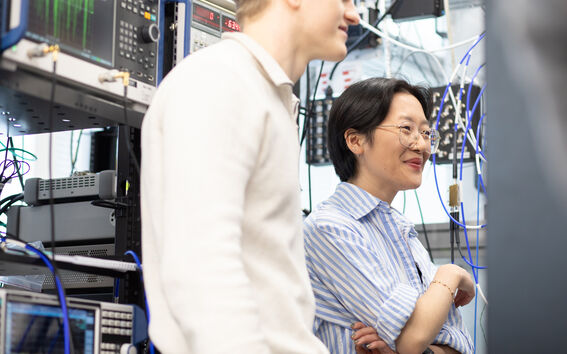 Opiskelijoita tutustumassa kvantilaboratorioon. Kuva: Matti Ahlgren.