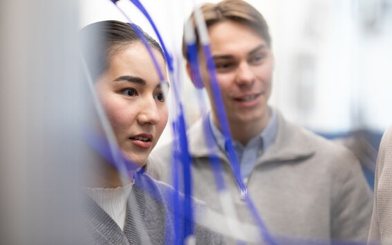 Perustieteiden korkeakoulun opiskelijoita Nanotalolla. Kuva: Matti Ahlgren.