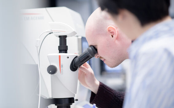 Opiskelijoita Nanotalolla. Kuva: Matti Ahlgren.