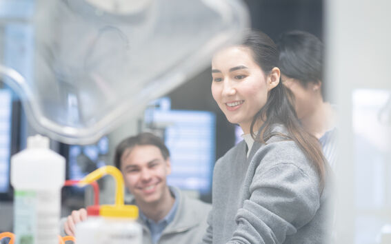 Opiskelijoita fysiikan labrassa. Kuva: Matti Ahlgren