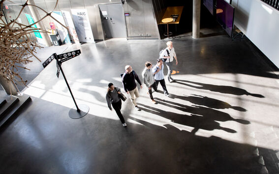 Opiskelijoita Tietotekniikan talolla. Kuva: Matti Ahlgren.