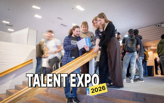 Neljä opiskelijaa katsoo yhdessä Talent Expon esitettä portaissa.