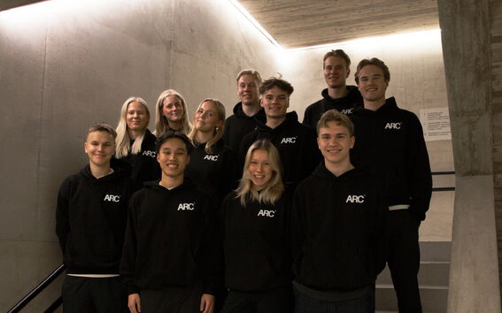 Members of the Aalto Running Club standing on stairs.
