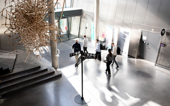 Studenter i lobbyn på T-huset