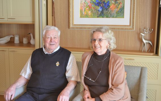 An Aalto University alumnus together with their spouse explaining why they support the activities of Aalto University Junior through a donation.