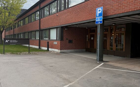 Esteetön pysäköintipaikka