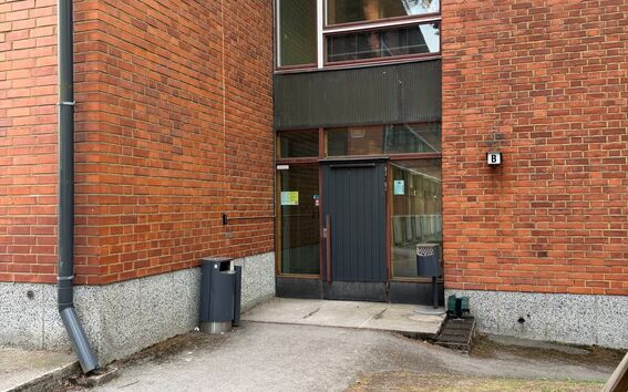 Rakentajanaukio 4 invasisäänkäynti