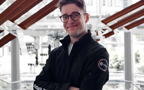 Jiro ESAn konttorilla.