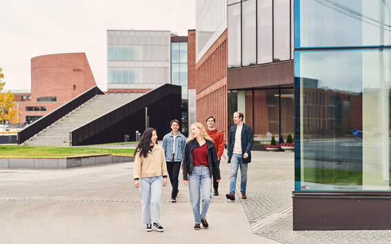 Aalto University students in front of the School of Business on campus. Photo: Unto Rautio.