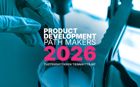 Product Development Path Makers -logo taustavalokuvan päällä. Valokuvassa muovihansikkaisiin puetut kädet kaatavat jauhetta laboratorioastiaan, jossa on nestettä-