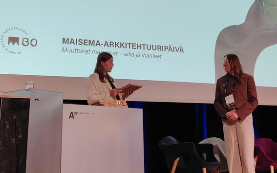 Palkintoseremonia lavalla, Tuulia Nikula saa vuoden nuori maisema-arkkitehti 2026 -palkinnon.