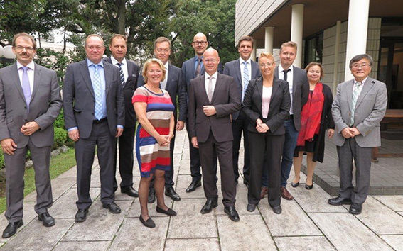 Vierailulla Suomen Tokion suurlähetystössä. Keskellä suurlähettiläs Manu Virtamo, vuorineuvos Maarit Toivanen-Koivisto (vas.) ja Kaupan liiton pääekonomisti Jaana Kurjenoja (oik.).