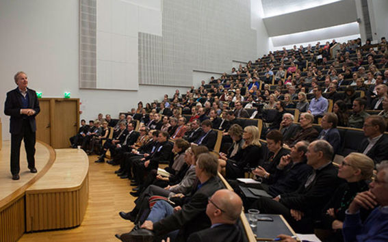 Peter Senge ja vaikuttunut yleisö