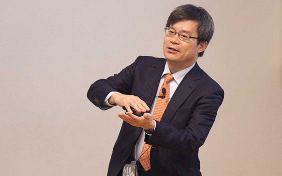 Hiroshi Amano sai yhdessä Isamu Akasakin ja Shuji Nakamuran kanssa fysiikan Nobelin sinisen led-valon kehittämisestä.