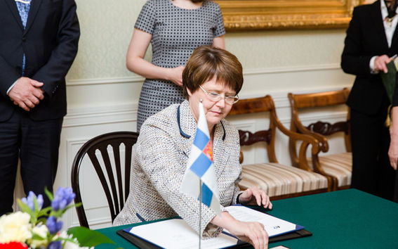 Aalto University President Tuula Teeri and Tsinghua University Chairman Professor Chen Xu signed a Memorandum of Understanding (MoU) to further their already existing collaboration. 