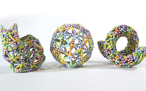 Tutkimuksessa tuotettujen DNA-nanorakenteiden 3D-tulostettuja malleja.  Kuva: Erik Benson