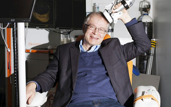 Risto Ilmoniemi on yksi NBS-aivokuvantamislaitteiston kehittäjistä. Kohdennettua aivosimulaatiota hyödyntävä laitteisto on käytössä muun muassa HUS:n BioMag-laboratoriossa.