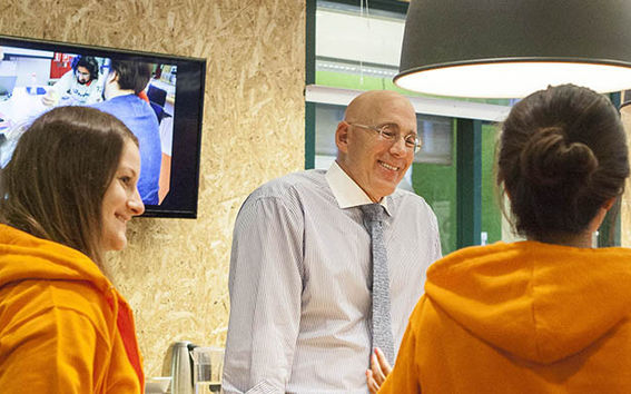 Maailma muuttuu vauhdilla, ja koulutuksen on seurattava mukana, Oreck korostaa. Kuva Mikko Raskinen / Aalto-yliopisto.