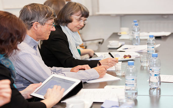 Senioriyrittäjyyden hyödyt yhteiskunnalle ovat usein enemmänkin sosiaalisia kuin taloudellisia.