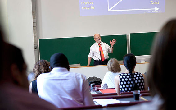 Kun kuljetuspalvelun hankkimisesta tulee houkuttelevaa, vähenee oman auton omistamisen tarve, sanoo Newcastlen ja Lontoon yliopistojen vierailevana professorina työskentelevä professori Eric Sampson.