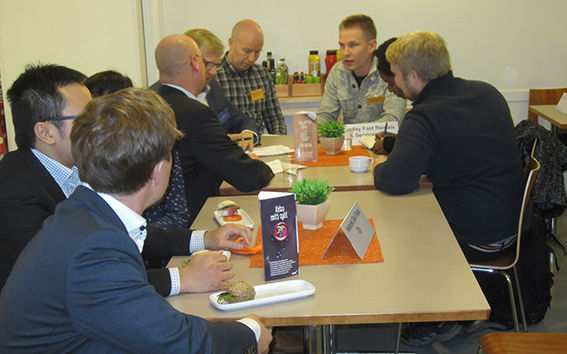 Tilaisuuden matching-osuudessa sijoittajat ja mentorit saivat kuulla bisnesideoista tarkemmin.