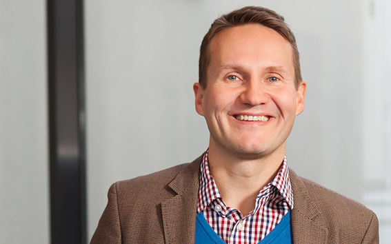 Eero Vaaran mielestä hyvä tutkija on yhtä aikaa innovatiivinen ja kriittinen. Kuva Anni Hanén.