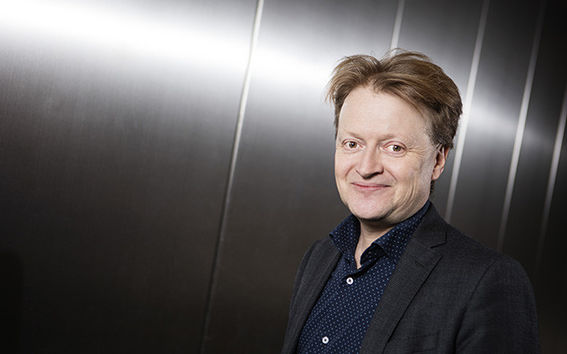 Tutkimukseni keskittyy myös ohjelmistotyön sosiaalisen ulottuvuuden tutkimiseen, kertoo tietotekniikan laitoksen uusi professori Kari Smolander.