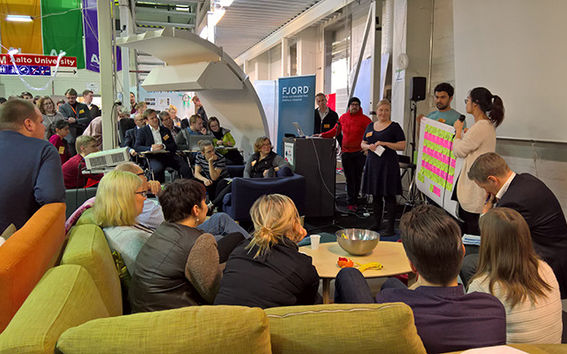 Hackathonissa tiimit pitchasivat muutaman kerran ideoitaan asiakasorganisaatioille.