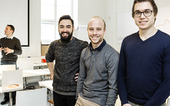 Kurssilla kohtaavat sopivassa suhteessa teoria ja käytäntö, sanovat Aallossa opiskelijat Todor Vlaev (vas.), Sebastian Krebs ja vaihto-opiskelija Johannes Schreiner St. Gallenin yliopistosta.