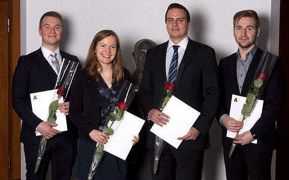 Apurahan saajat (vas.) Juho Nurmi, Päivi Lipponen, Olli-Pekka Kari ja Jouni Lahtinen. kuva: Adolfo Vera