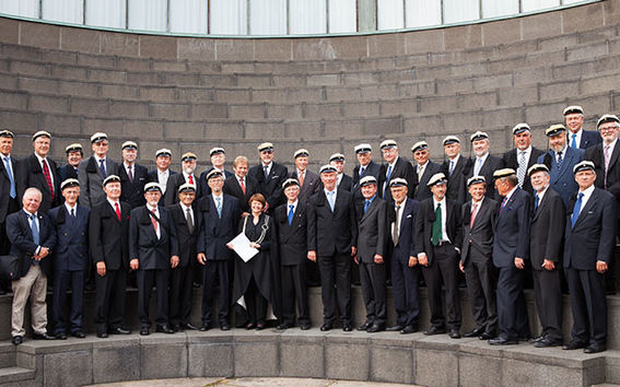 Vuonna 1965 opintonsa aloittaneet rakennusteekkarit ojensivat vuosikurssinsa lahjakirjan Aalto-yliopiston rehtorille Tuula Teerille. Kuvassa edessä keskellä rehtori Tuula Teeri ja hänestä oikealle TKK:n entinen rehtori Matti Pursula.