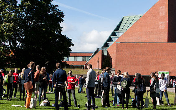 Unga finländare anser att Aalto har en bra image, enligt en enkät utförd av Taloustutkimus. På bilden första årets studerande samt tutorer framför Kandidatcentret i Otnäs hösten 2015.