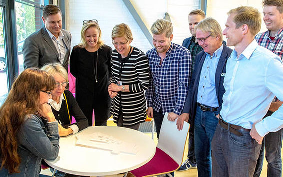 Arkkitehtuurikilpailun toimijoita tutustumassa kilpailualueen, Kemistin korttelin, pienoismalliin, vasemmalta Sari Nieminen, Eija Larkas-Ipatti, Antti Tuomela, Kati Soini, Taru Haimala, Pyry Haahtela, Olli Kantanen, Seppo Karppinen, Antti Ahlava ja Antti Uusitupa.