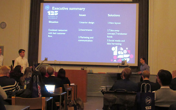 Aalto Crossroads -case-kilpailu järjestettiin Töölön kampuksella 8.11.2016. Voittajajoukkue finaaliesityksessään.