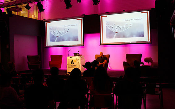 Bruce Oreck puhui salintäydelle yleisölle Suomesta ja kehotti nauttimaan vuodenajoista.