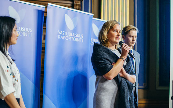 Kauppakorkeakoulun opiskelijat Hanna Kim (vas.), Melina Pinomaa ja Eerik Klemetti esittelivät opiskelijaraadin valinnan vuoden vastuullisuusraportiksi. Kuva: Julius Konttinen